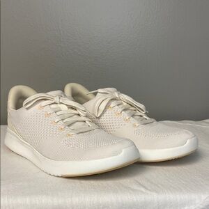 Kizik Lima Sneakers in White Cream (US 8)